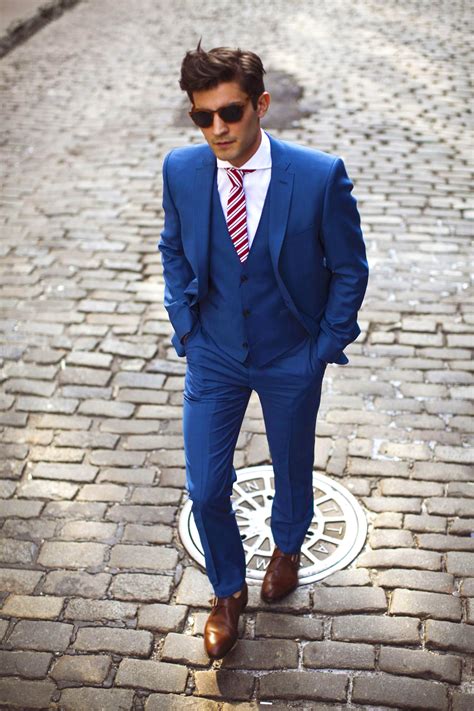 tie color with blue suit.